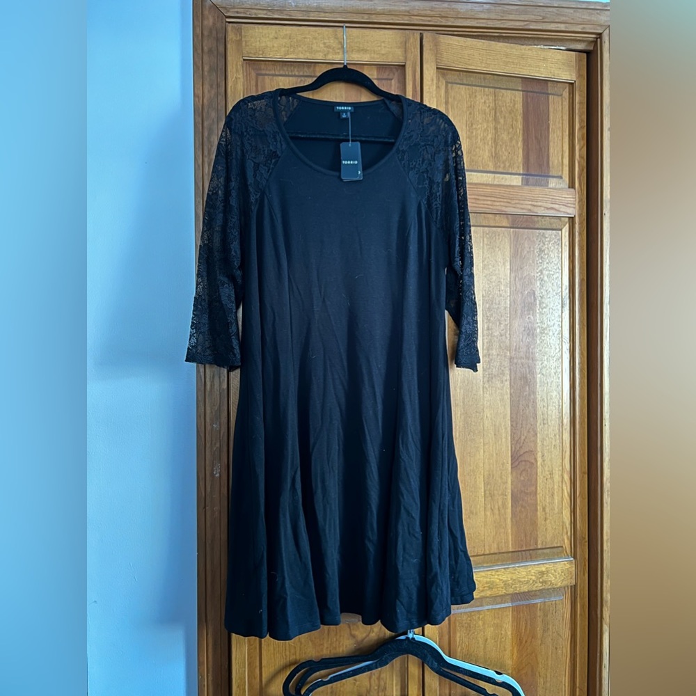 TORRID DRESS W. LACE SLEEVES